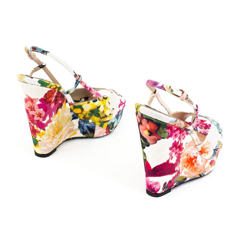 Slingback shoes by Dolce Gabbana, size 39 1/2.