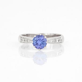 RING, Med fasettslipad tanzanit ca 0.74 ct och diamanter totalt ca 0.16 ct.