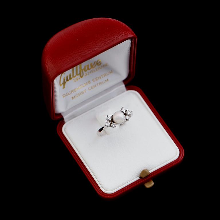 RING, 18 k vitguld, pärla och briljantslipad diamanter tot ca 0.18 ct. Vikt ca 3,8 g.