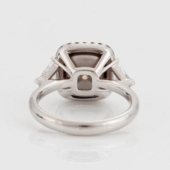 RING med en kuddslipad diamant.