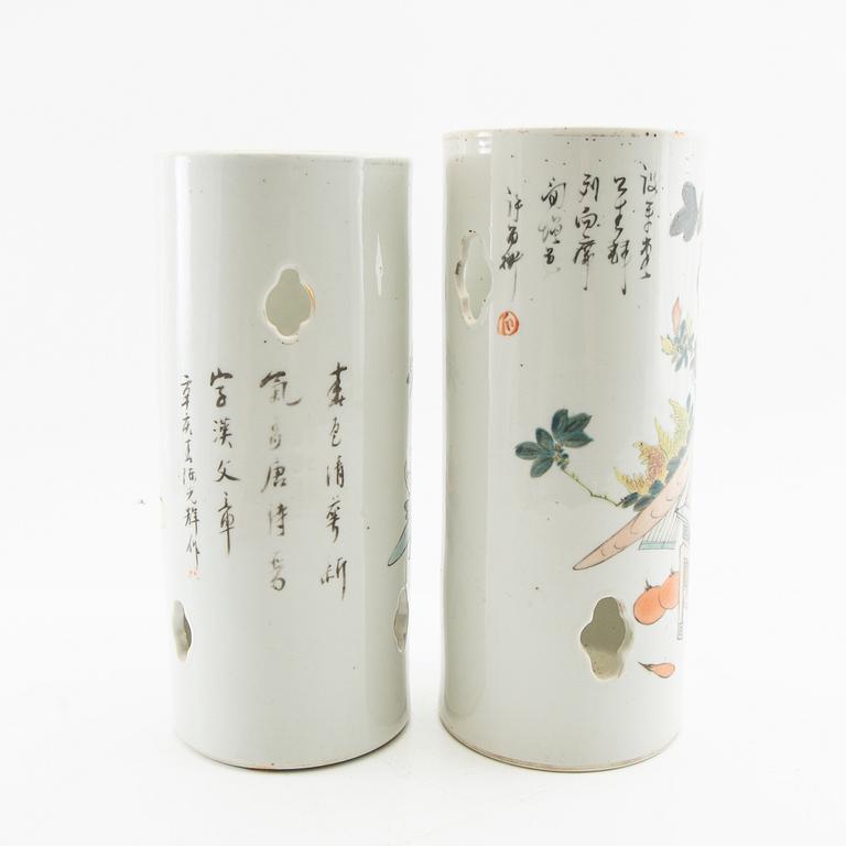 Vaser/Perukstockar 2 st Kina 1900-tal porslin.