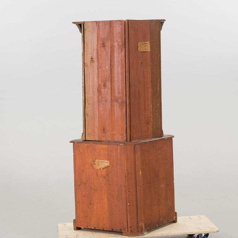 HÖRNSKÅP, två delar. allmoge, bär årtal 1810.