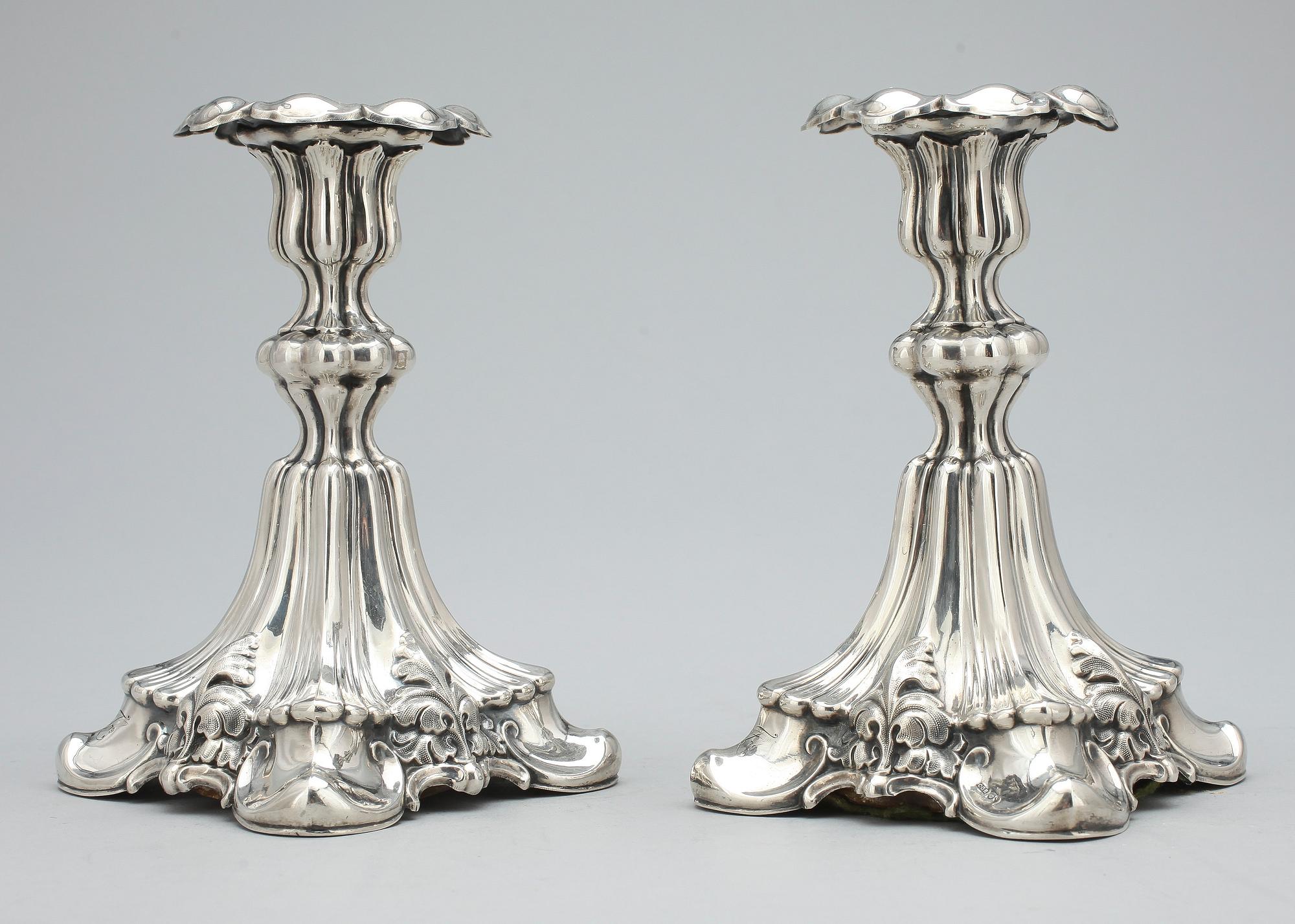 LJUSSTAKAR, ett par, silver, rokokostil, C G Hallberg import, 1800-talets slut.