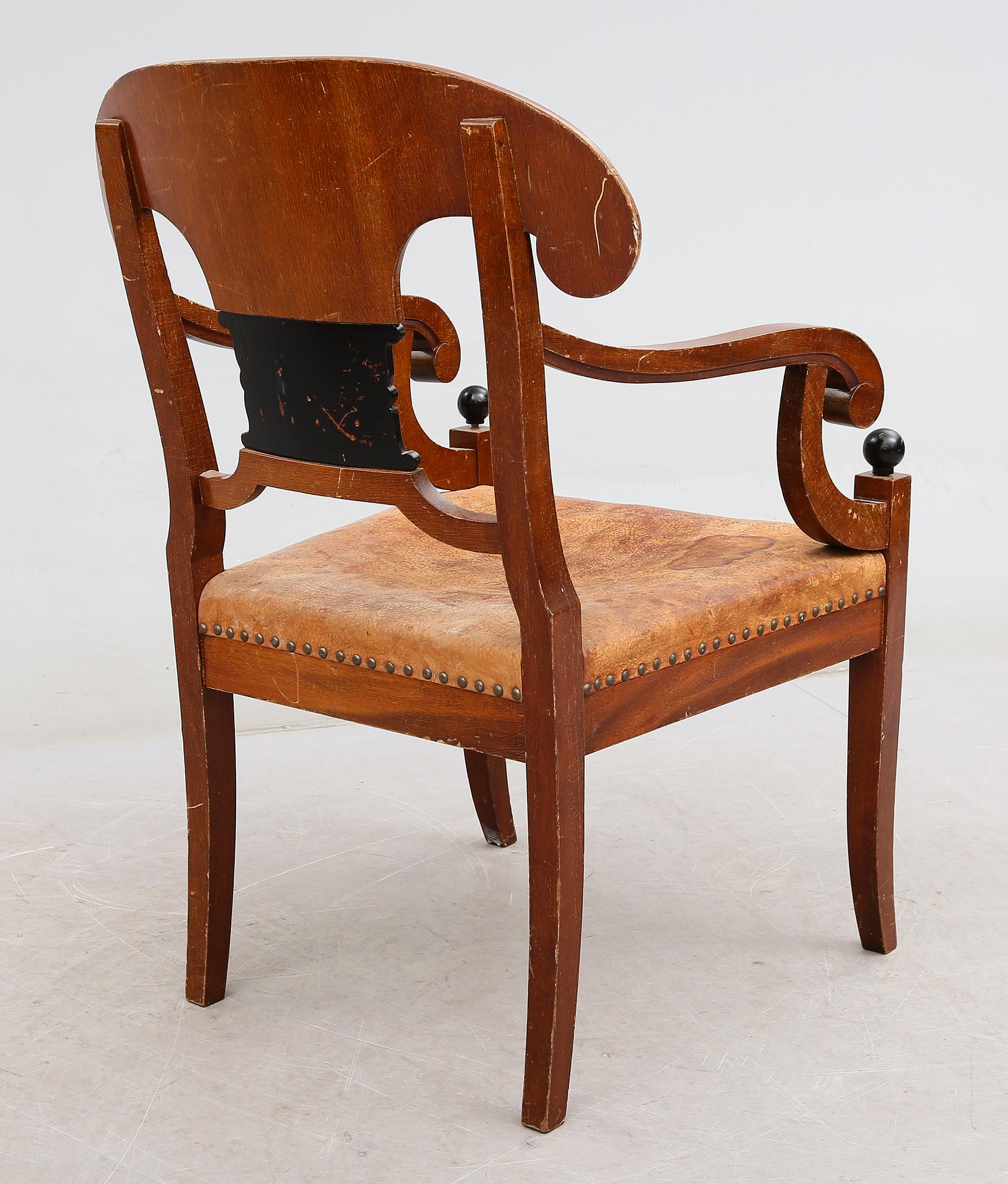 SKRIVSTOL, Karl Johan-stil, 1900-talets första hälft.