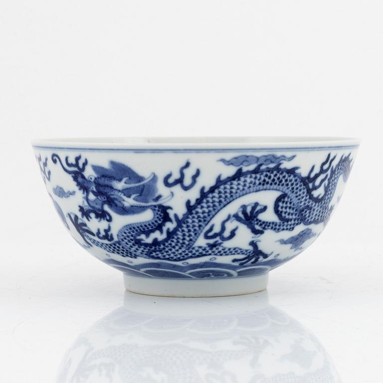 A blue and white porcelain bowl, China, late Qing dynasty.