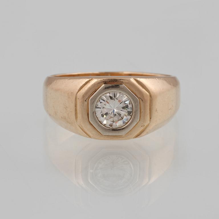 RING, 14K guld med briljantslipad diamant ca 0.80 ct. Vikt 9,4 gram.