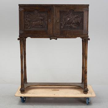 Skåp, Swedish Grace, enligt uppgift utfört av bildhuggare Ernst Sundbeck.1920-30-tal.