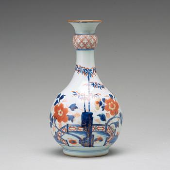 VAS, porslin. Qingdynastin, Kangxi (1662-1722).