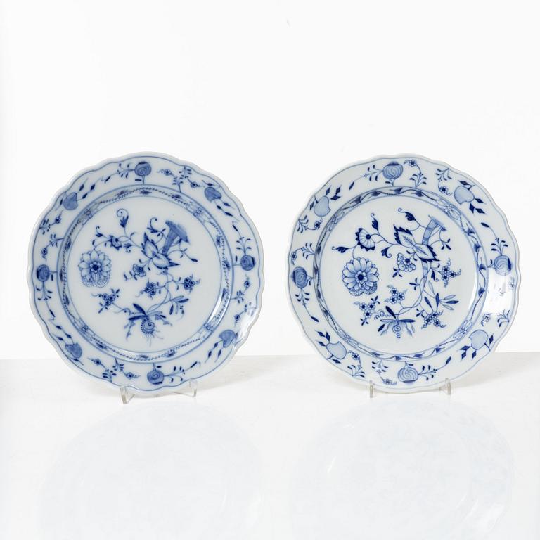 A 54-piece porcelain dinner service, 'Onion pattern/Zwiebelmuster', predominantly Meissenstadt, Tyskland.