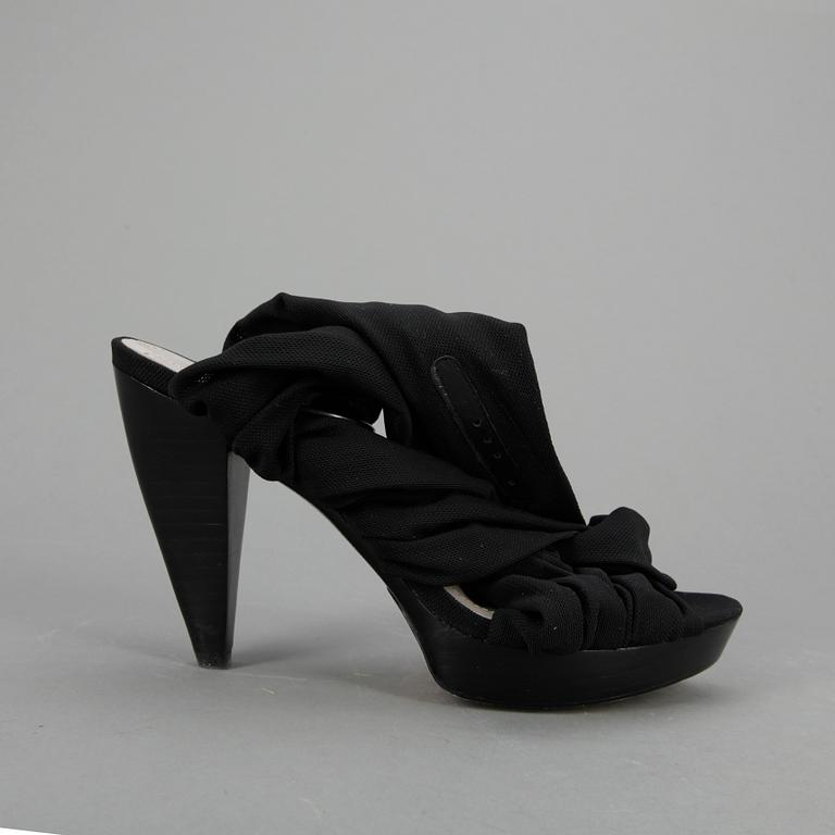 SKOR, tre par, DKNY, Ralph Lauren, Manolo Blahnik.