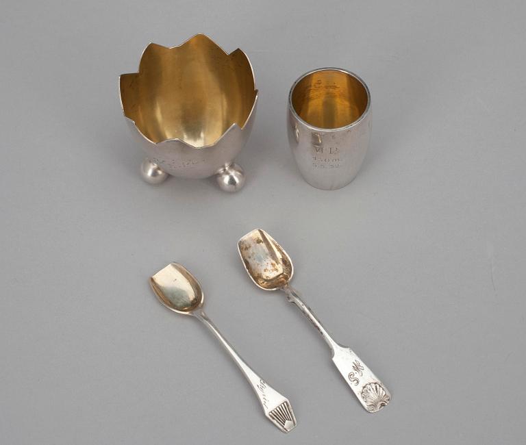 ÄGGKOPP, BÄGARE och SALTSKEDAR, 2 st, silver, finska stämplar, 1925-32. Vikt 46 g.