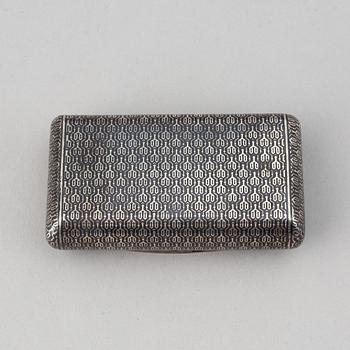 Dosa, silver med förgylld niellodekor, importstämplad, troligen Frankrike, 1800-talets mitt.