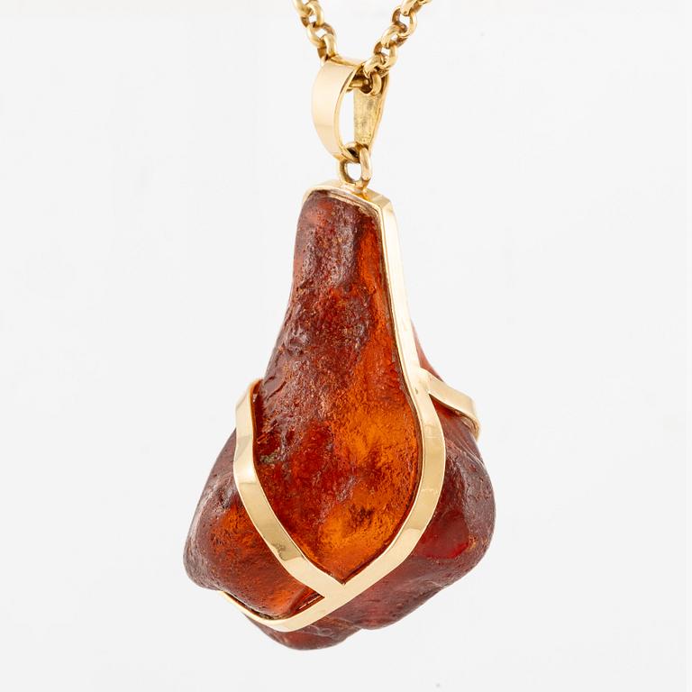 Pendant with chain 18K gold.