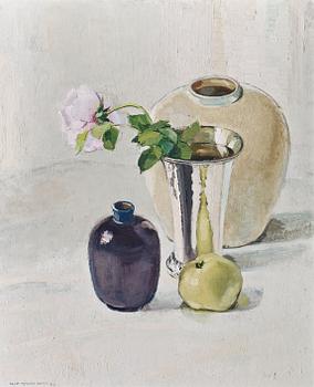 654. Olle Hjortzberg, Still life with silver vase and apple.