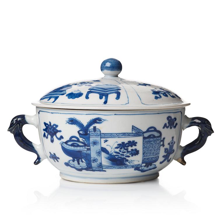 A blue and white tureen with cover, Qing dynasty, Kangxi (1662-1722).