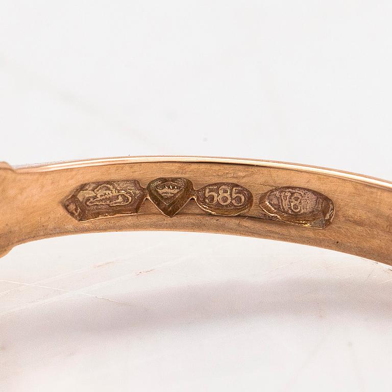 Ring, 14K guld, med en lila-rosa safir och diamanter tot. ca 0.07 ct. Kultakeskus, Tavastehus 1998.