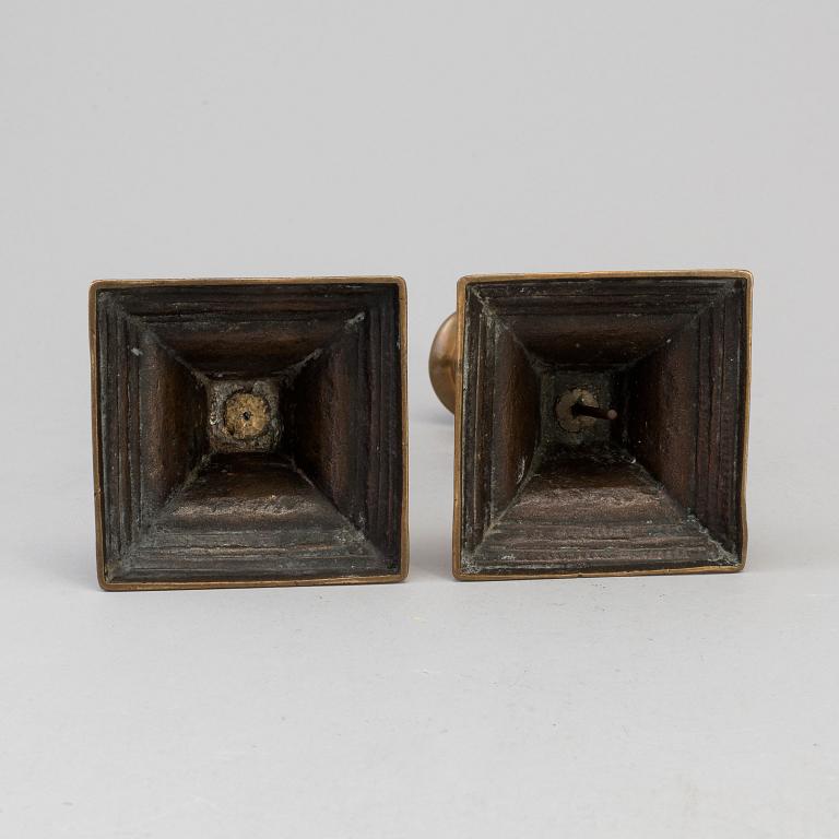 LJUSSTAKAR, ett par, brons, 1800-talets första hälft.