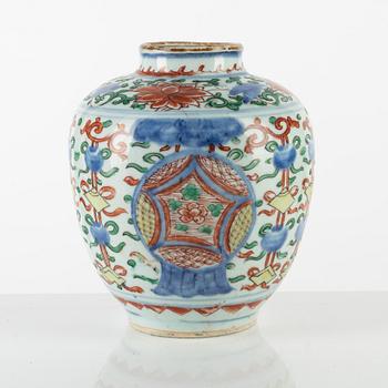 A Chinese wucai porcelain jar, 17th century.