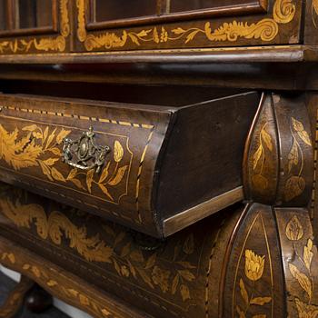 A Dutch display cabinet, 18th century.