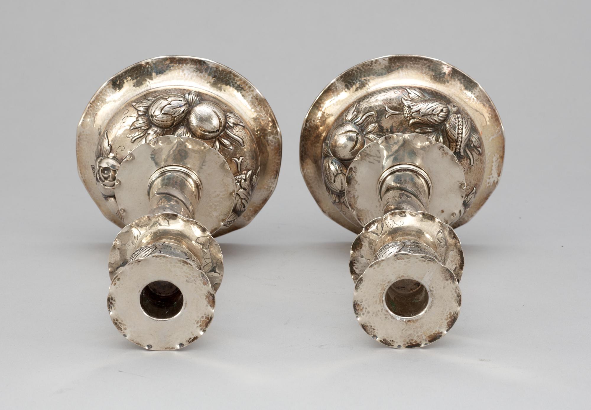 LJUSSTAKER, ett par, silver. Barockstil, CG Råström, Stockholm 1946.