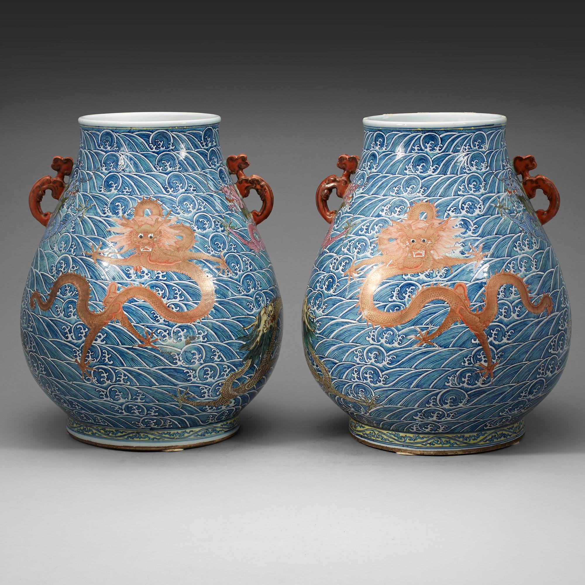 PRAKTURNOR, ett par, porslin. Troligen sen Qingdynasti med Yongzhengs märke.