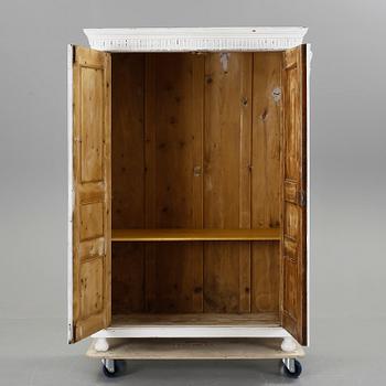 KLÄDSKÅP, 1900-talets första hälft.