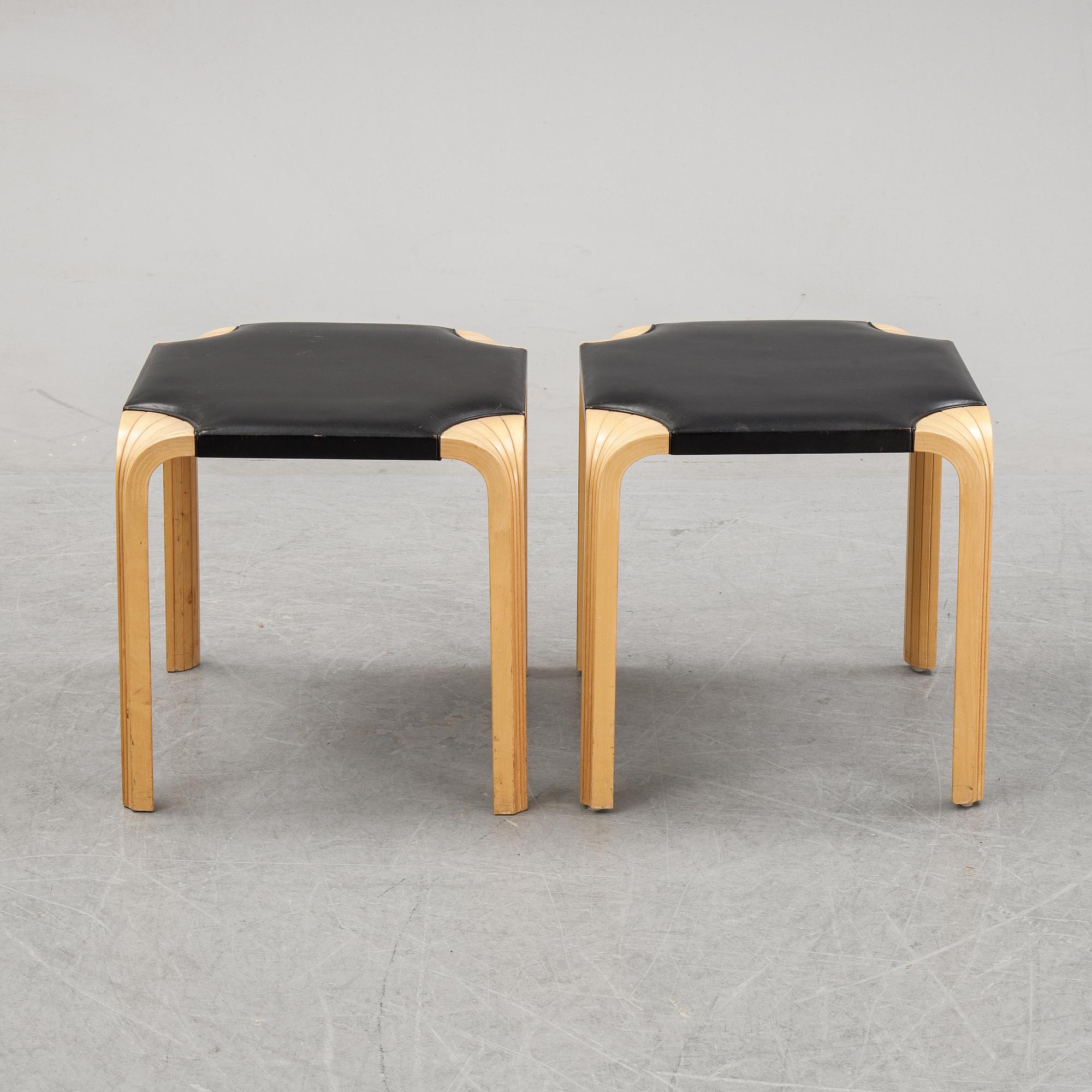 Alvar Aalto, pallar, ett par,  modell "X601", Artek, 1900-talets andra hälft.