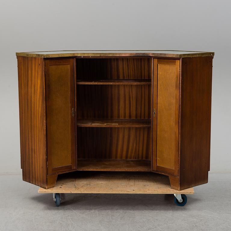 BARDISK. Engelsk stil, 1900-talets andra hälft.