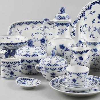 SERVISDELAR, 39 st, porslin, "Sommerfugl", Bing & Gröndahl, omkring 1900-talets mitt.