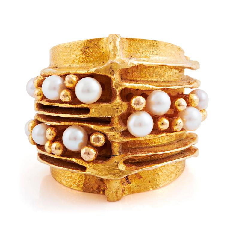 Karlheinz Sauer, an 18K gold ring set with cultured pearls,  Västerås 1974.