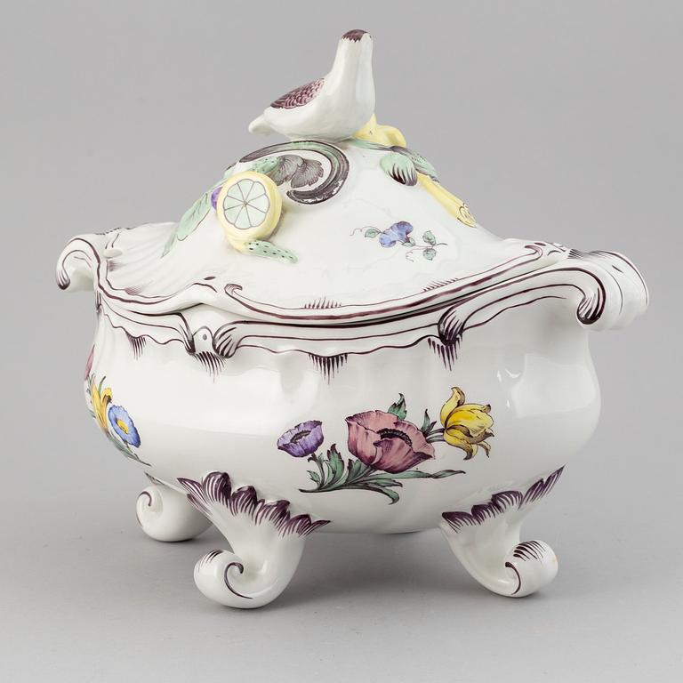 RÖRSTRAND, a creamware tureen with cover "Rörstrandia", mid 20th century.