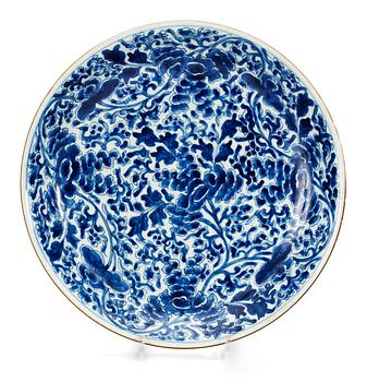 A blue and white charger, Qing dynasty. Kangxi (1662-1722).