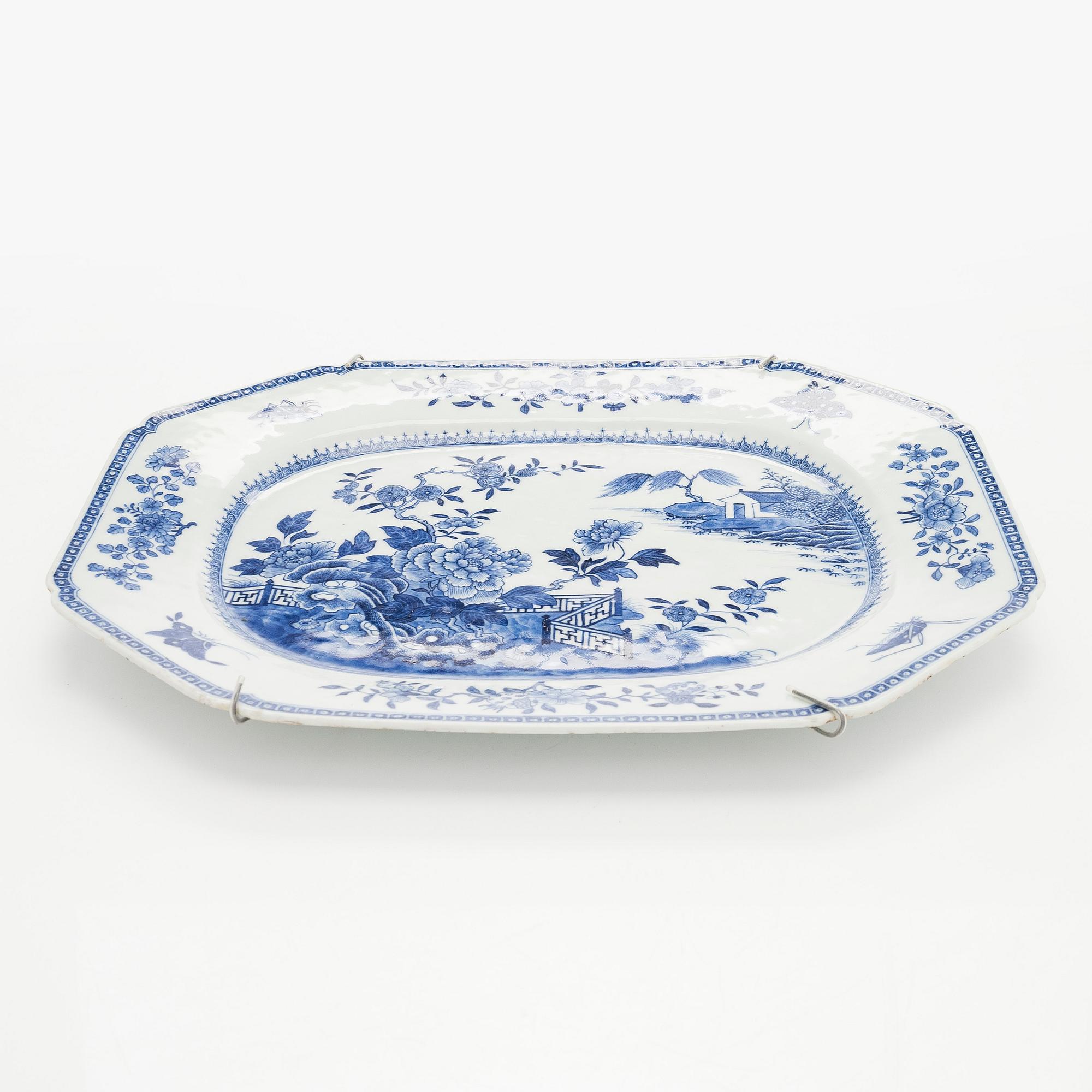 Stekfat, porslin. Qingdynastin, Qianlong (1736-95).
