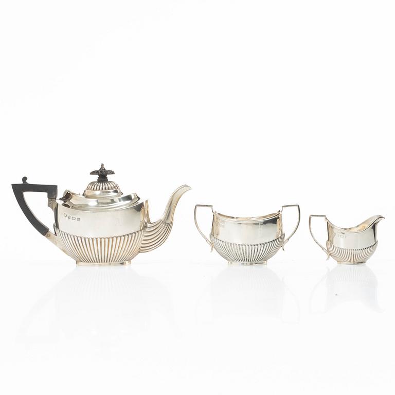 A British three piece silver tea set, mark of Williams (Birmingham) Ltd, Birmingham 1902.