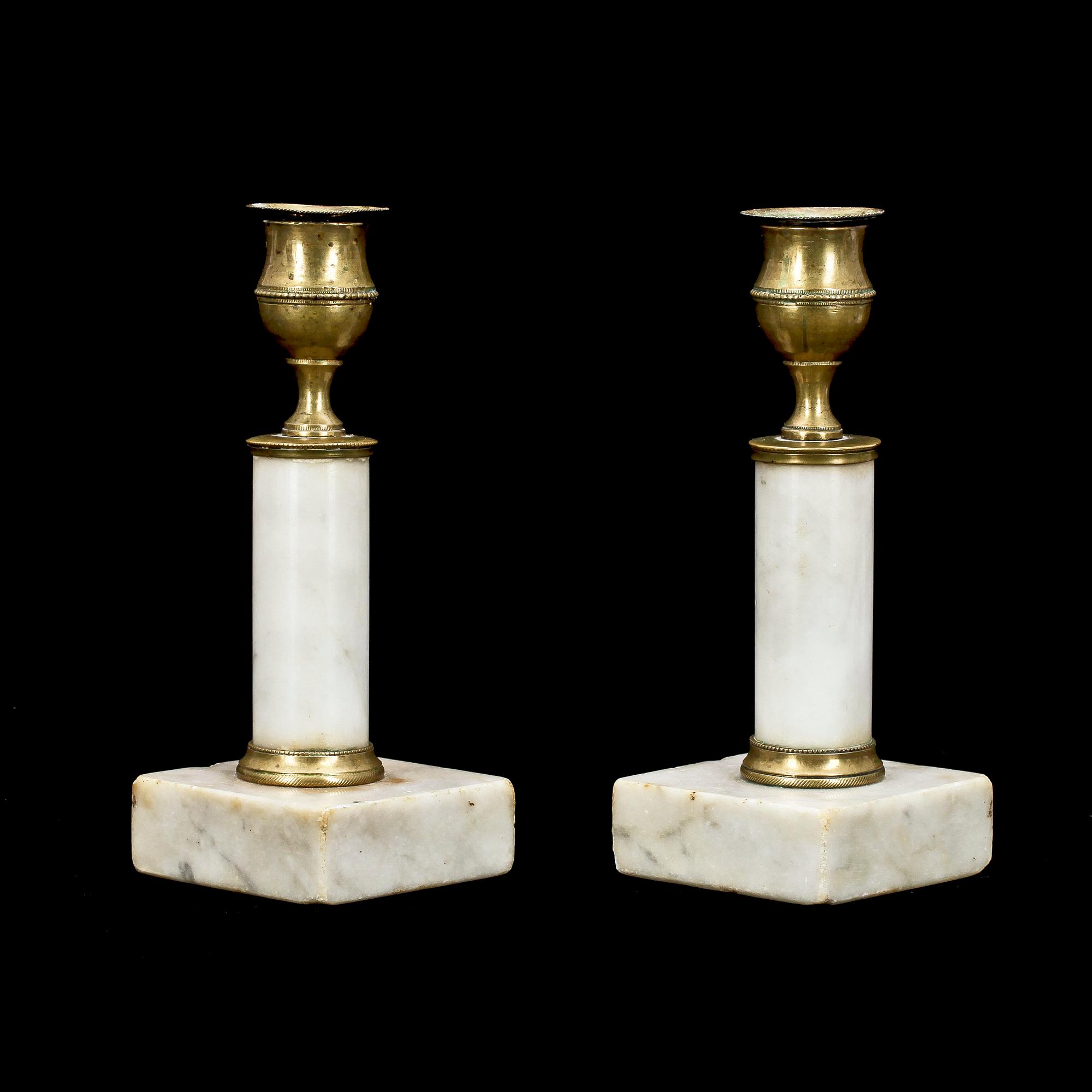 LJUSTAKAR, ett par, marmor, gustavianska, sent 1700-tal.
