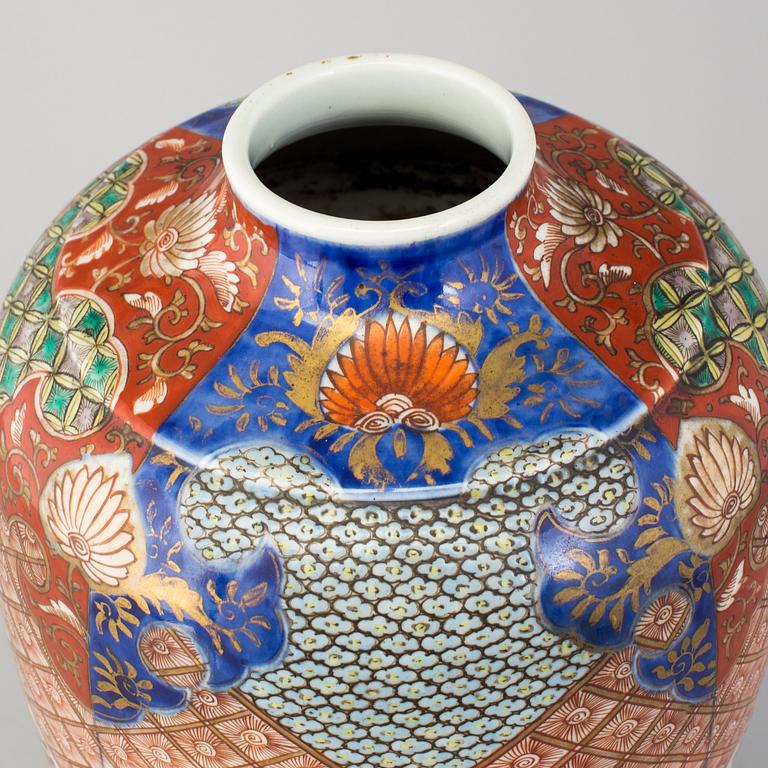 A Japanese imari-verte vase, 20th Century.