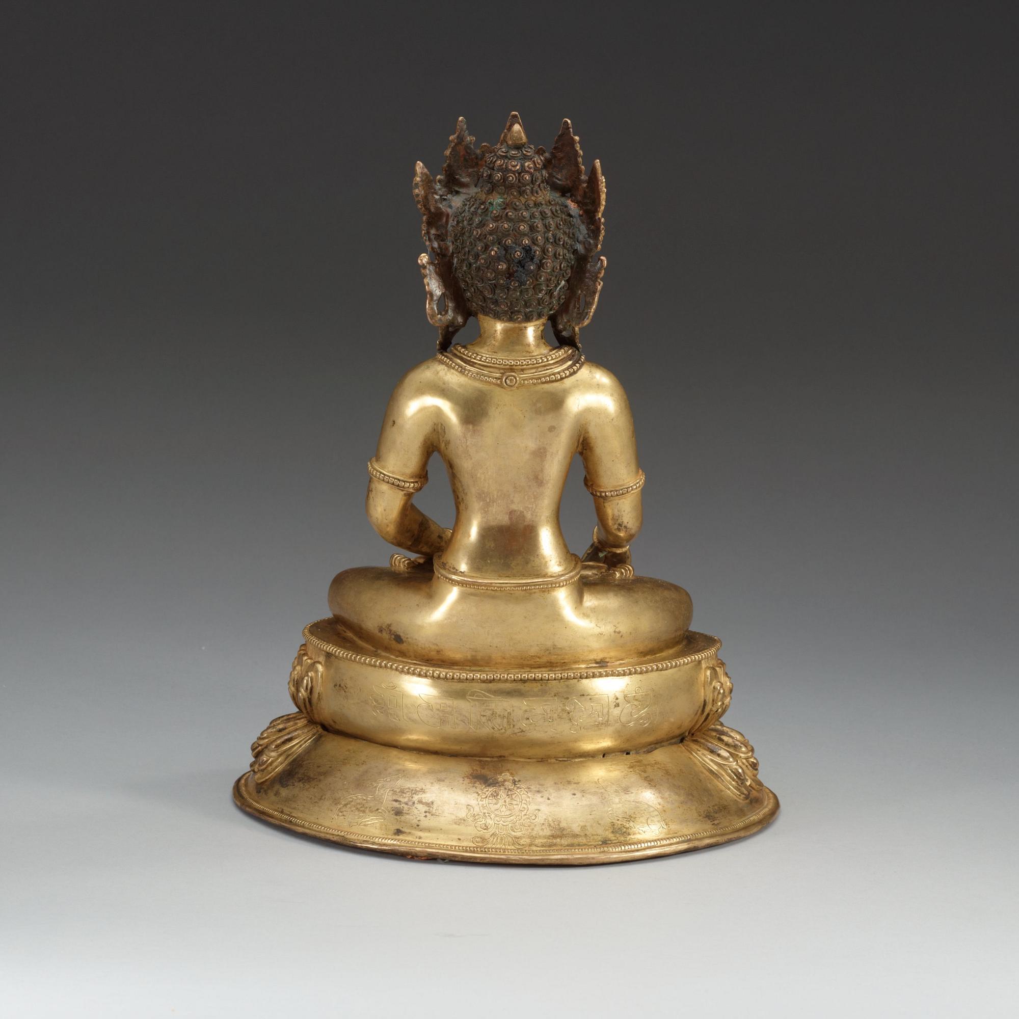 AMITAYUS, förgylld brons. Troligen sen Qing dynastin/1900-tal.