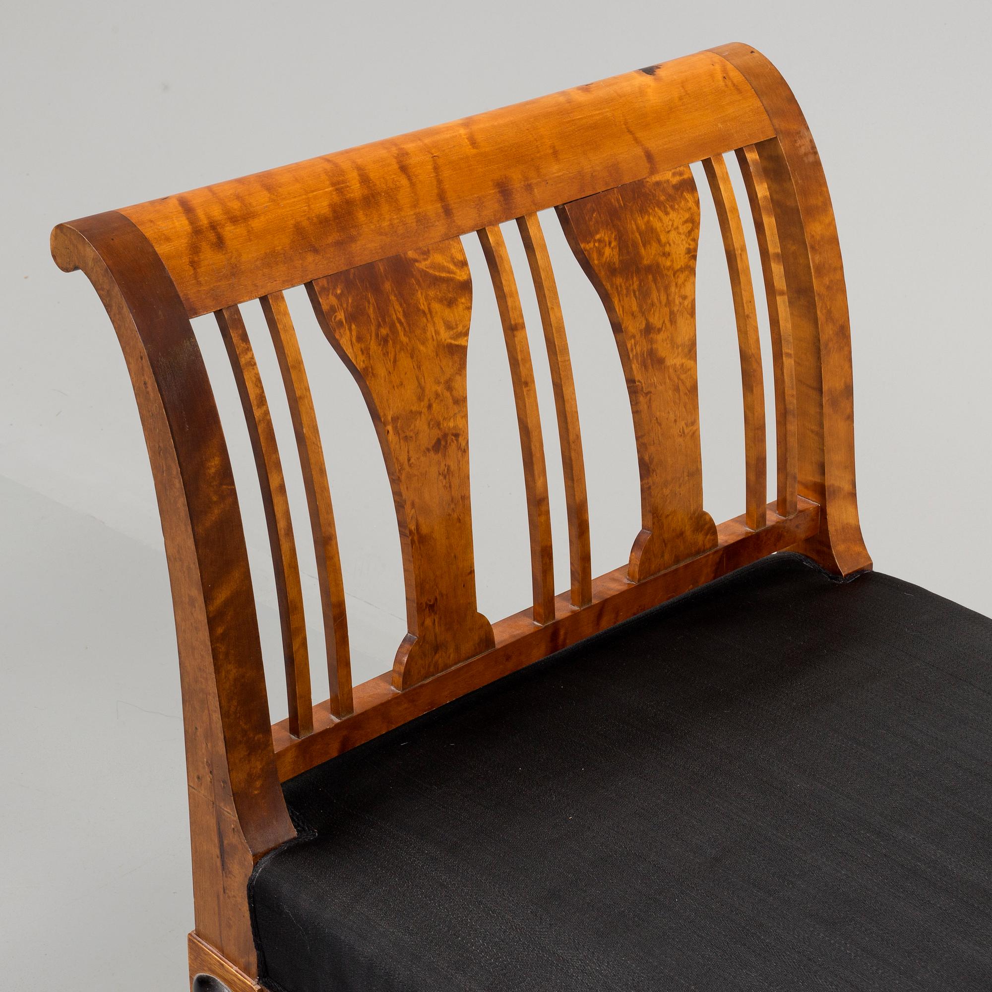 An early 20th century biedermeier-style chaise lounge.