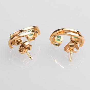 ÖRHÄNGEN, 18 K guld med smaragder, totalt ca 0.60 ct. Vikt ca 3,4 g.