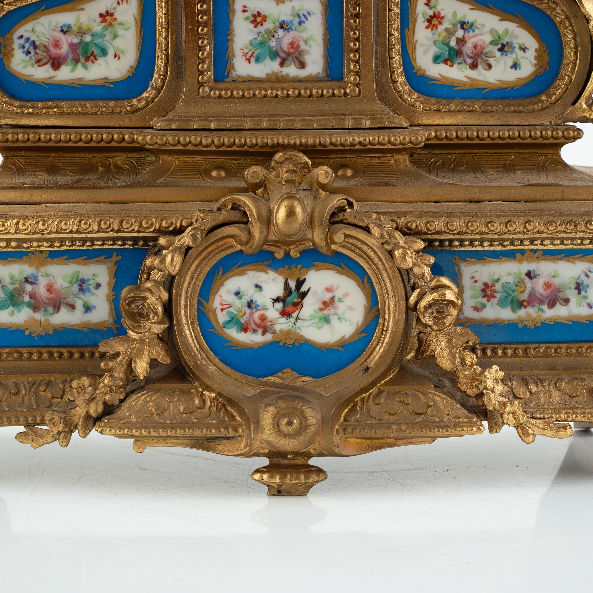 Bordspendyl, Louis XVI-stil, Frankrike, omkring år 1900.