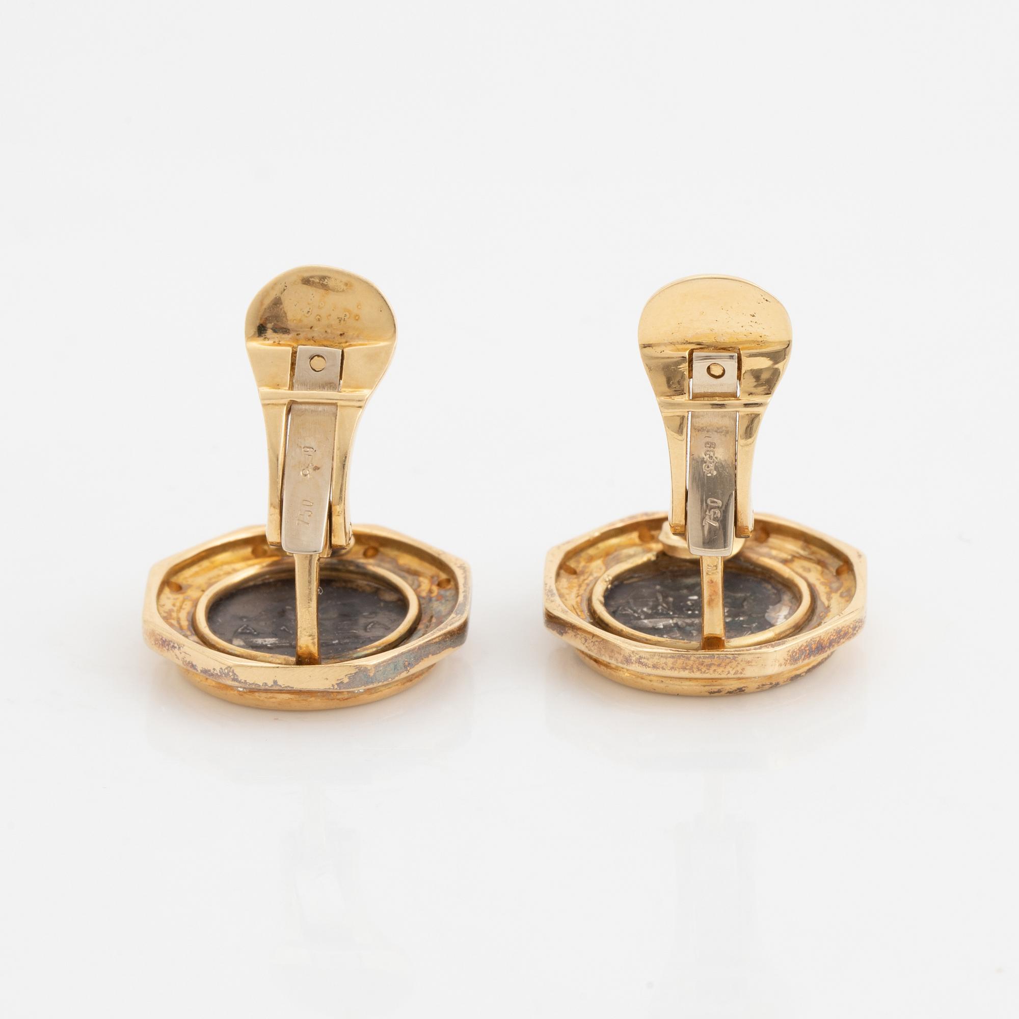 Örhängen, ett par 18K guld med mynt och briljantslipade diamanter.