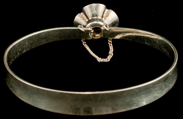 ARMRING, sterlingsilver med fasettslipad bergkristall, Alton, Falköping, 1975. Vikt 13 g.