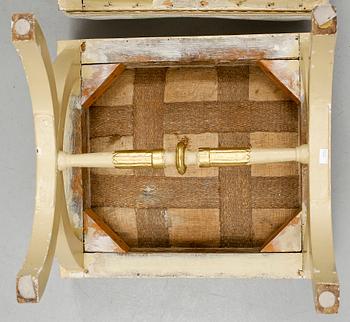 TABURETTER, ett par, sengustavianska, omkring år 1800.