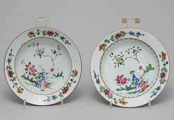 BÄRTALLRIKAR, 2 st samt TALLRIKAR, 2 st, porslin, Kina, 1700-tal.
