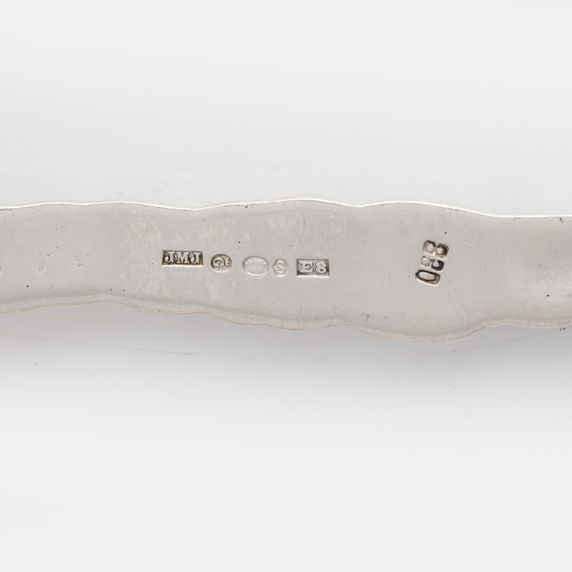 Nine pieces of silver cutlery.