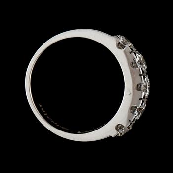 RING, 18k vitguld med 5 briljantslipade diamanter tot ca 2,00 ct. Vikt ca 7,4 gram.