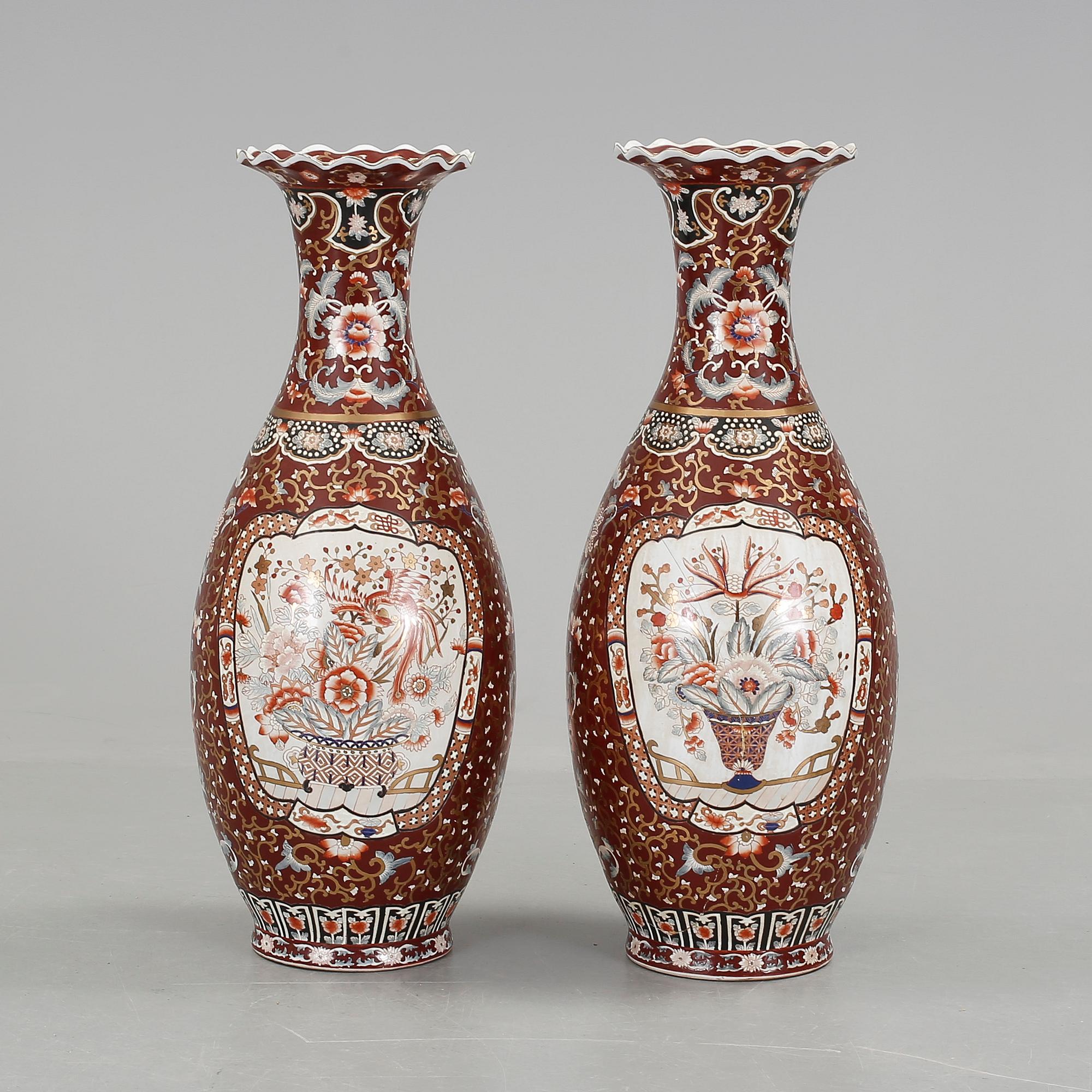 GOLVVASER, ett par, porslin, Kina, 1900-tal.