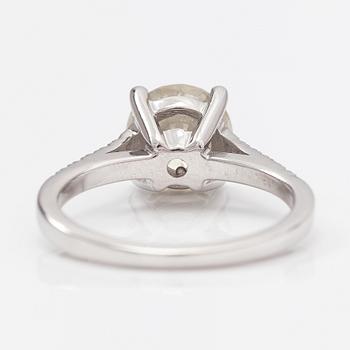 A 14K white gold ring with diamonds ca. 2.23 ct in total. AIG-certificate.