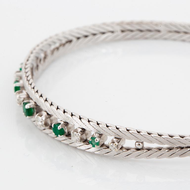 ARMBAND vitguld med diamanter och smaragder.