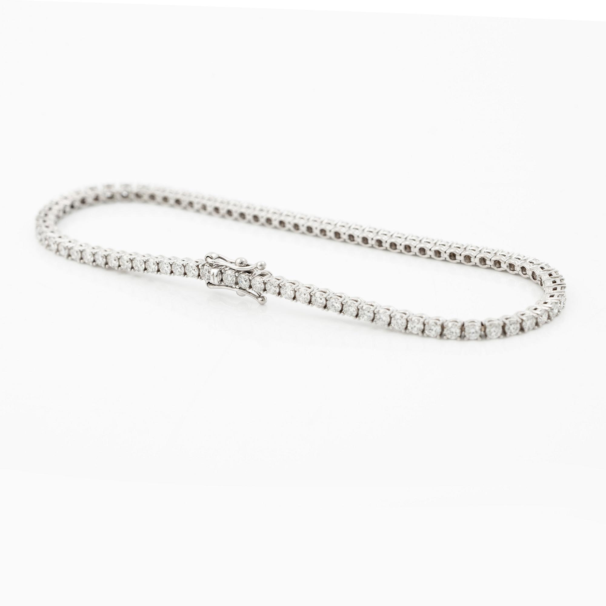 Tennis bracelet 18K white gold with round brilliant-cut diamonds.